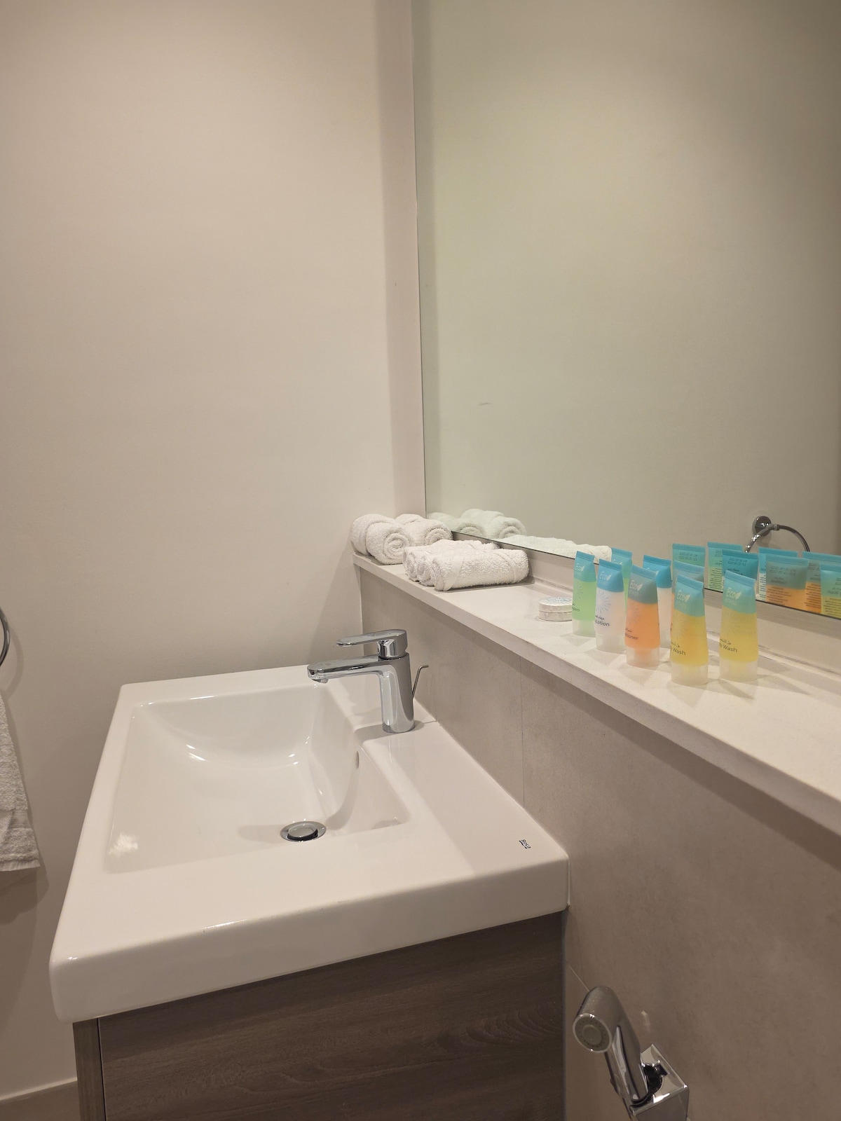 Yas 210 — sink with eco amenity kit